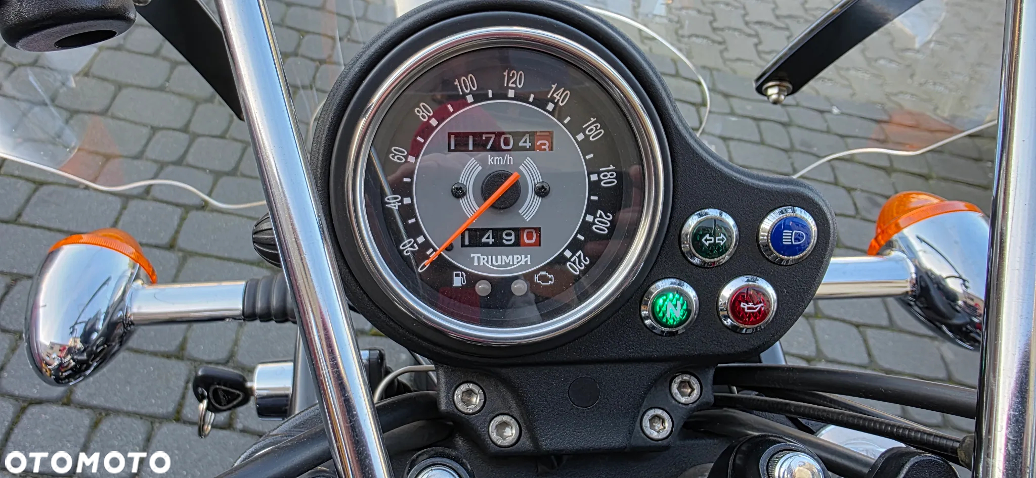 Triumph Bonneville - 9