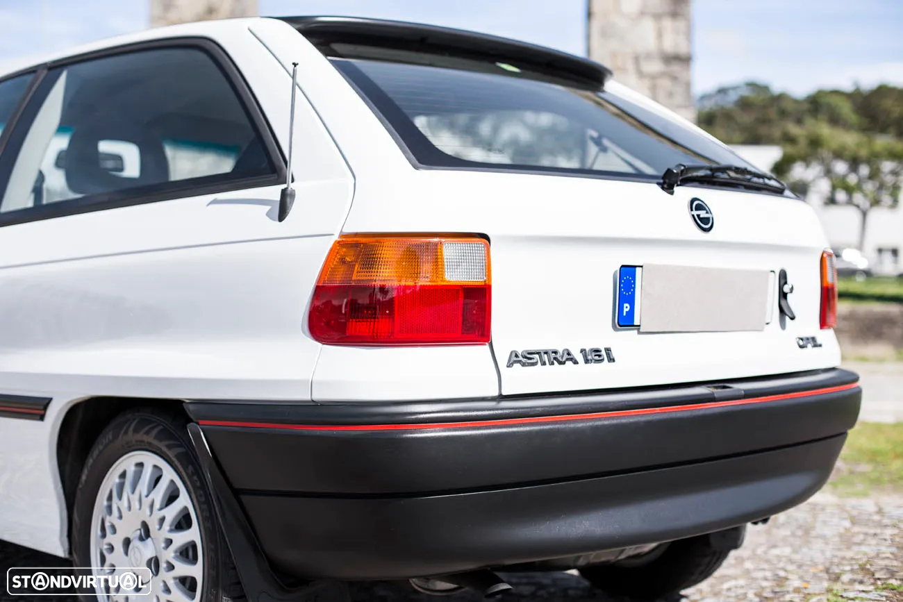 Opel Astra 1.6i GT - 12