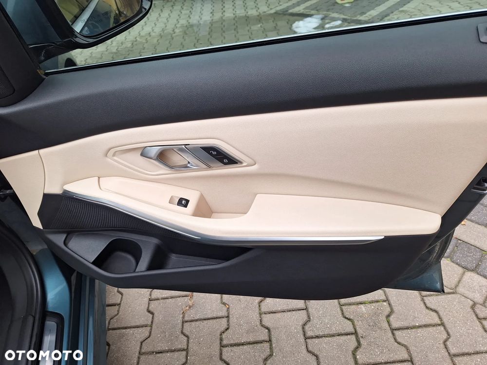 BMW Seria 3 330i Sport Line - 11