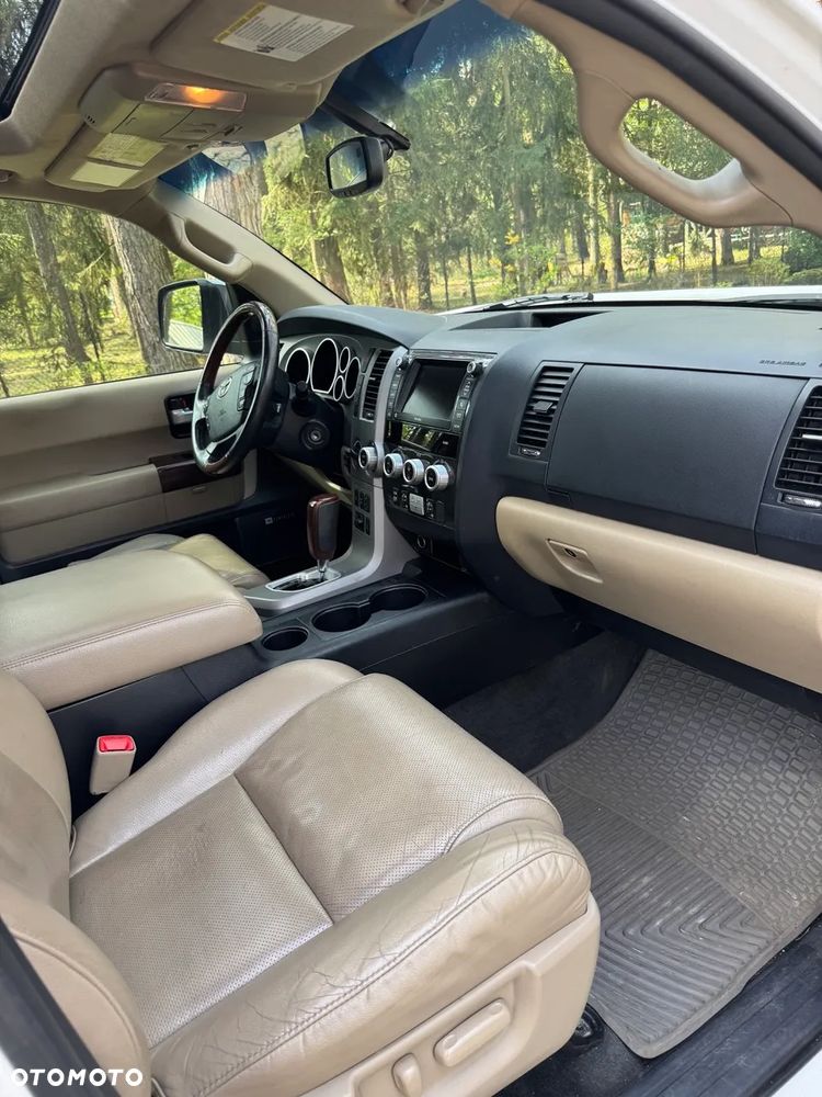 Toyota Sequoia - 7