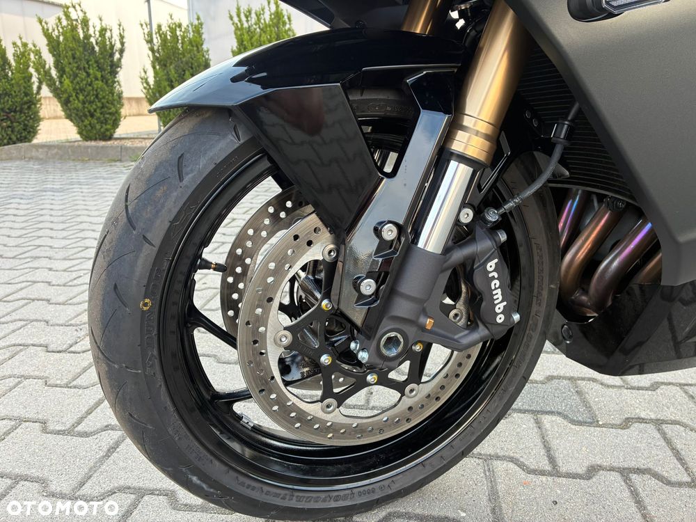 Suzuki GSX - 6