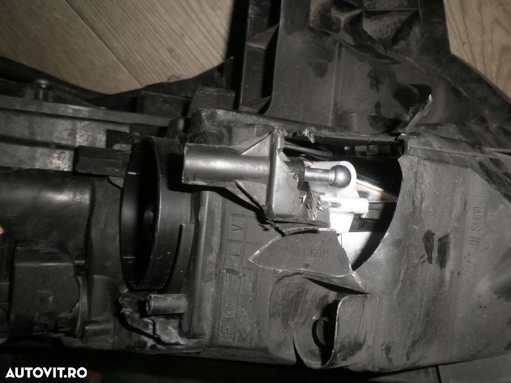 Far Dreapta Xenon Renault Kadjar 2017 260107171R ( urechi rupte ) - 4