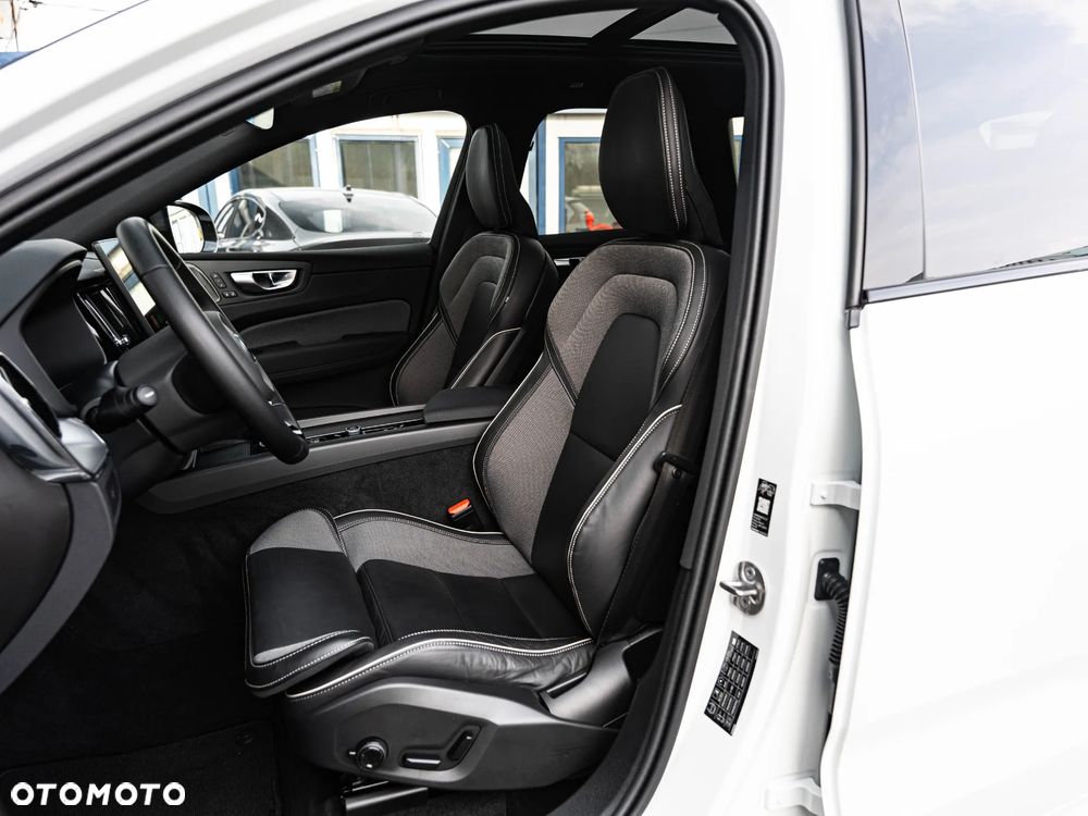 Volvo XC 60 B5 B AWD Plus Dark - 23