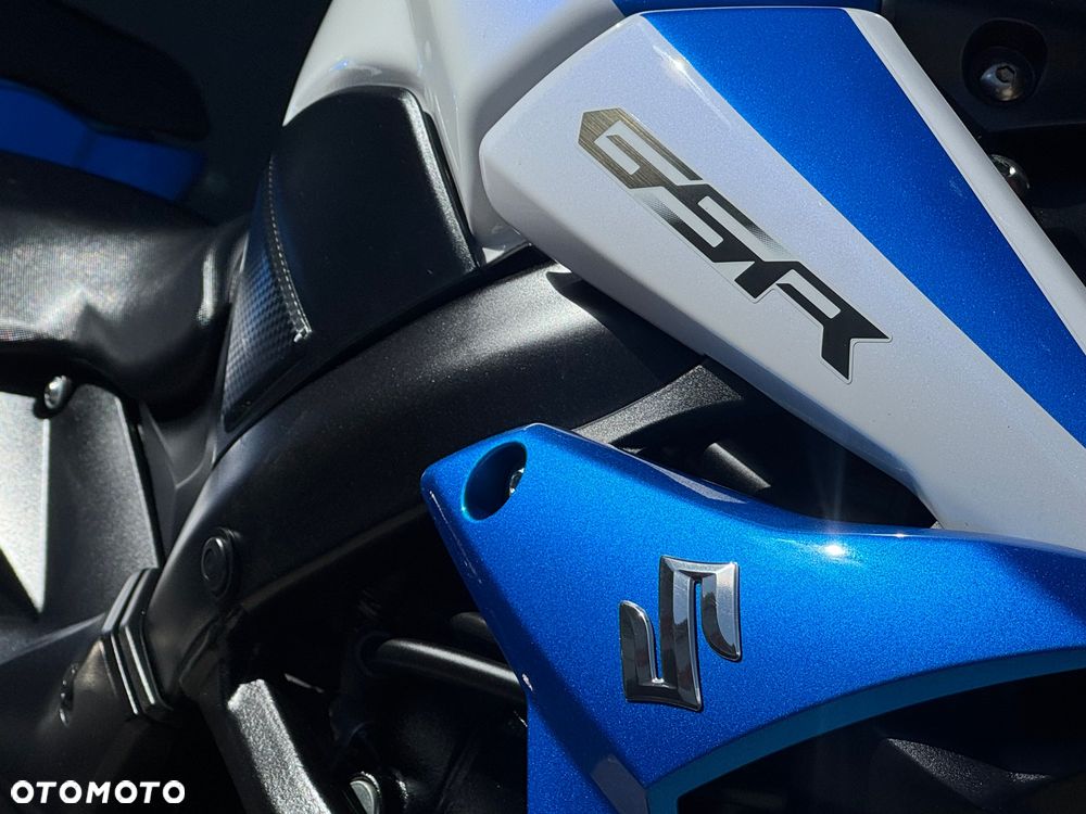 Suzuki GSR - 11