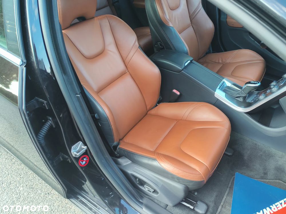 Volvo V60 D6 AWD Plug-in Hybrid R-Design Momentum - 8