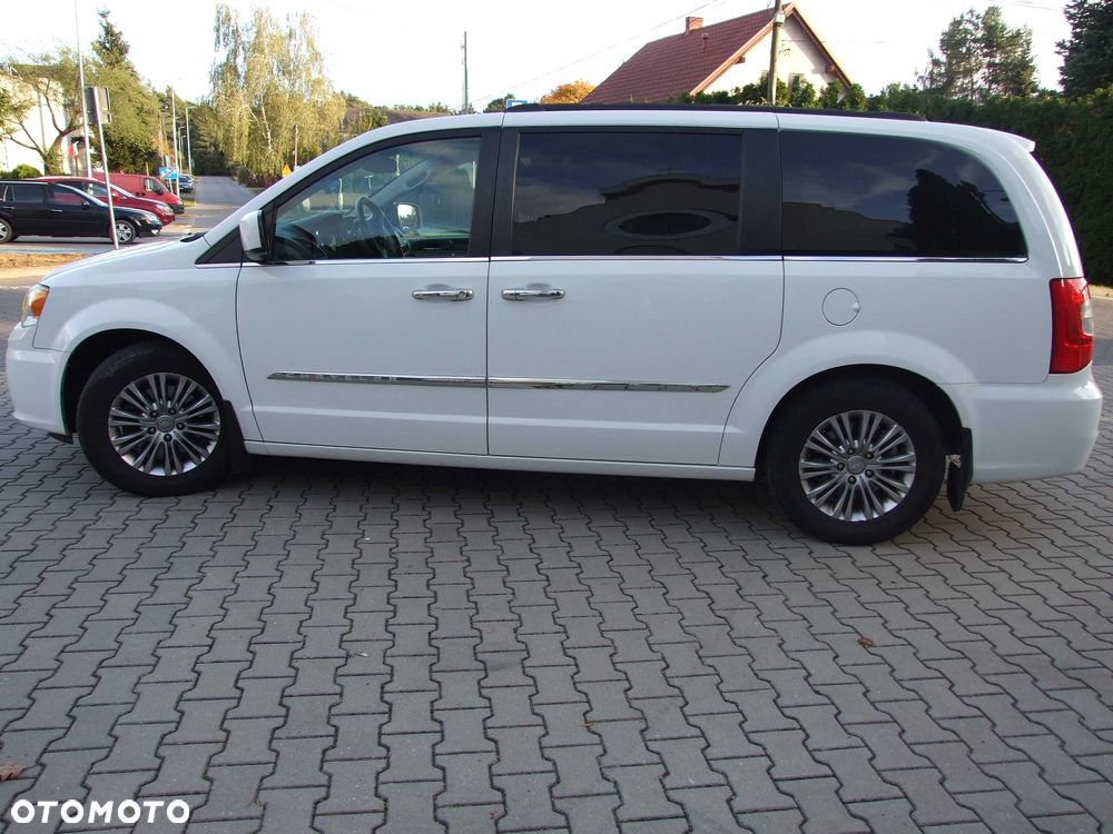 Chrysler Town & Country - 10