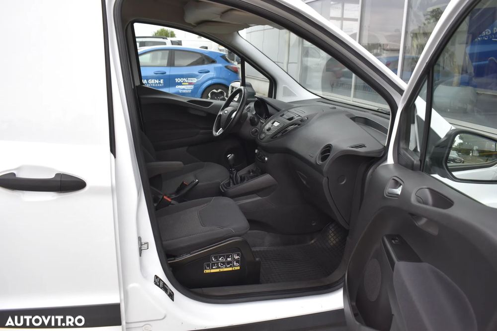 Ford Transit Courier - 26