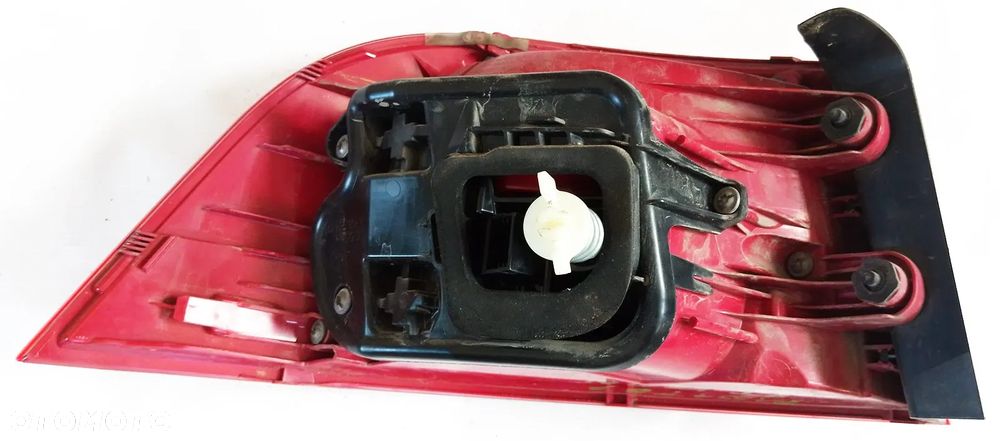 VW PASSAT B7 LAMPA W KLAPĘ PRAWA TYŁ TYLNA VW PASSAT B7 LAMPA W KLAPĘ PRAWA TYŁ TYLNA 3AF945096E - 2