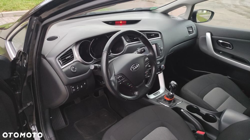 Kia Ceed 1.6 CRDi 136 ISG Vision - 18