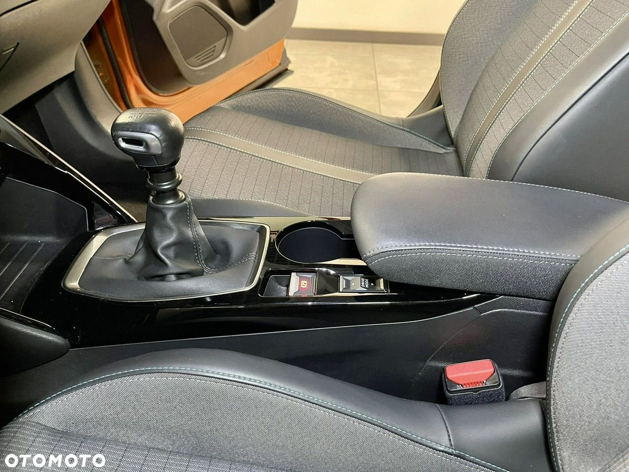 Peugeot 2008 PureTech 130 Allure - 25