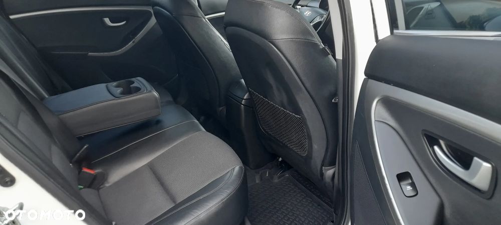 Hyundai i30 blue Kombi 1.6 GDi YES Gold - 12