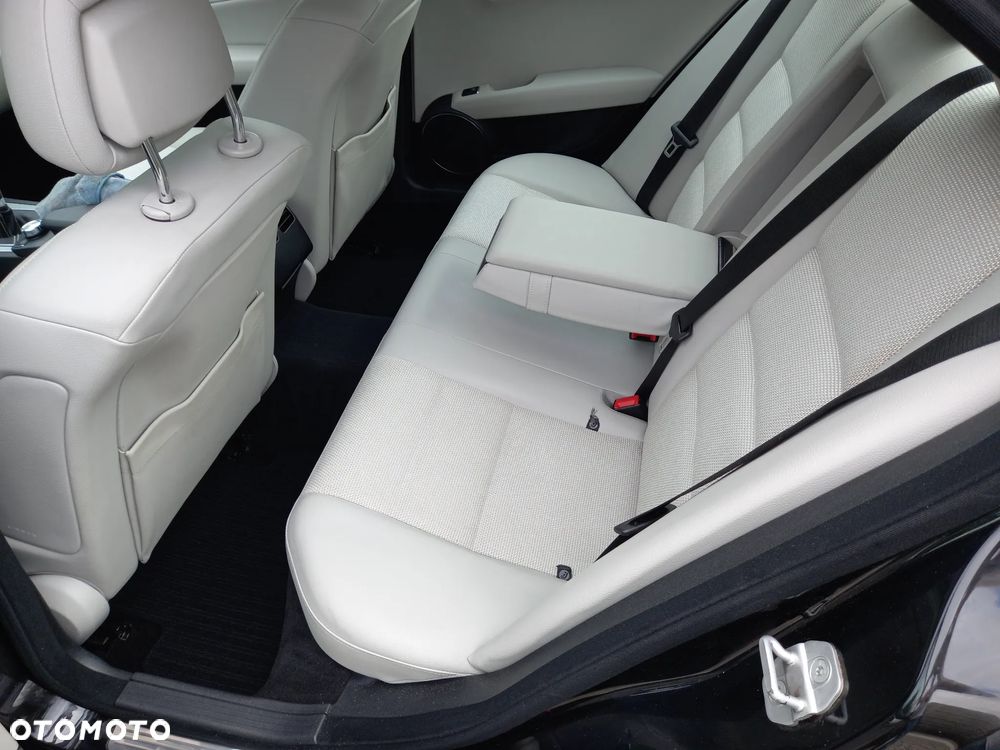 Mercedes-Benz Klasa C 200 CGI BlueEFFICIENCY Avantgarde - 18