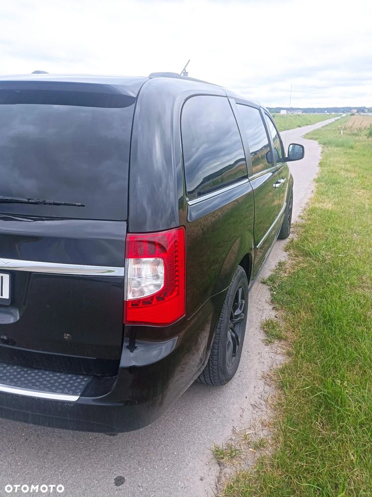 Chrysler Town & Country - 6