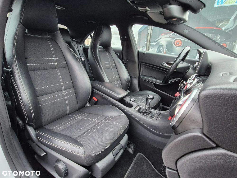 Mercedes-Benz CLA 180 AMG Line - 32