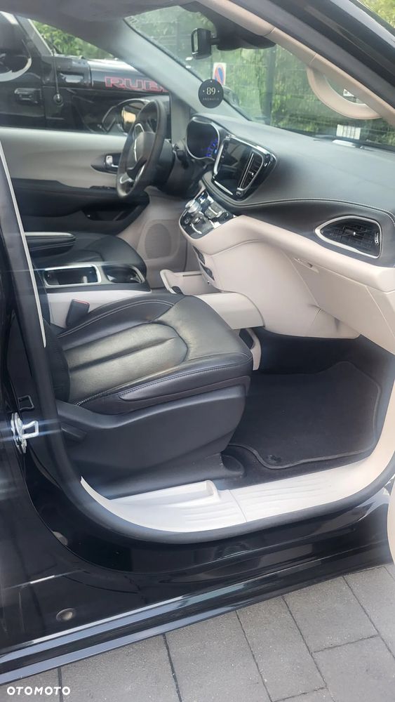 Chrysler Pacifica - 16