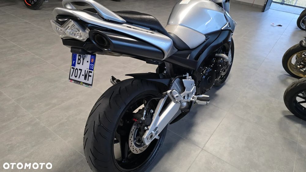 Suzuki GSR - 24