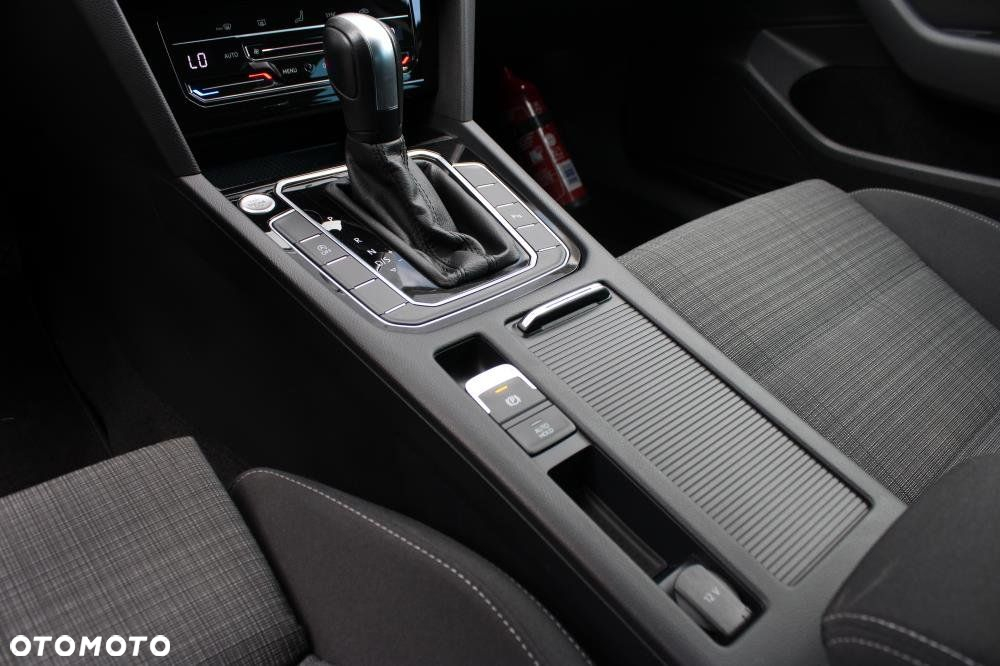 Volkswagen Passat - 25