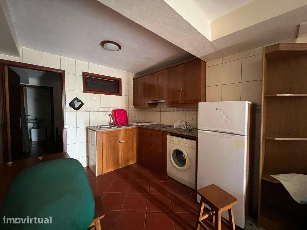 Garagem Transformada em T0 em zona de São Martinho do Bispo - Grande imagem: 2/4