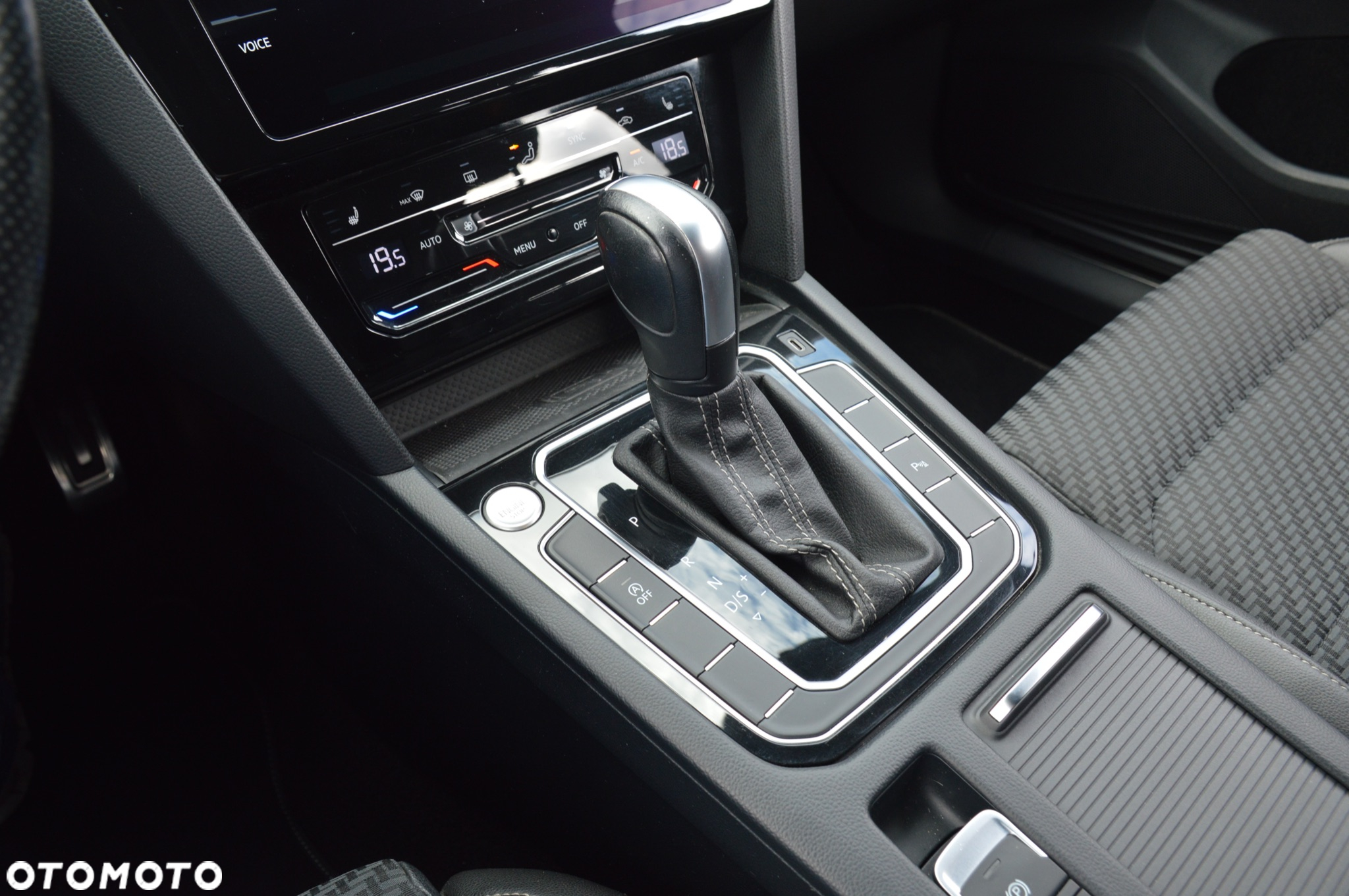 Volkswagen Passat Variant 2.0 TDI SCR DSG R-Line - 14