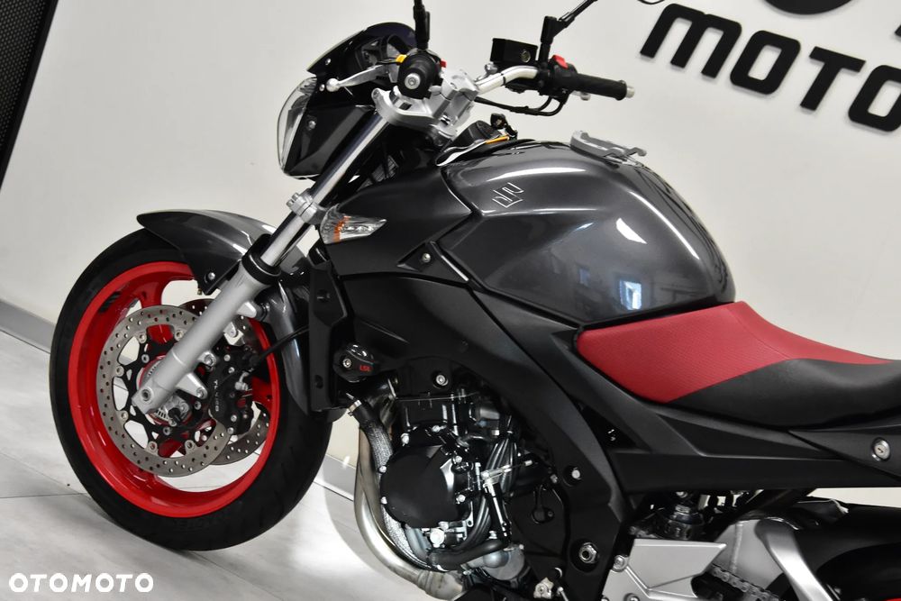 Suzuki GSR - 17
