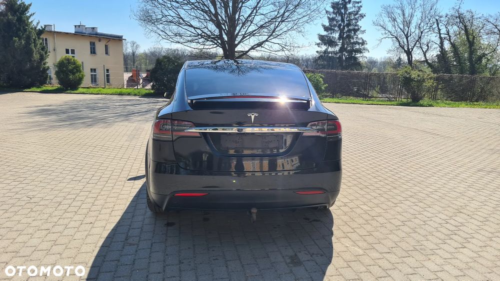 Tesla Model X - 11