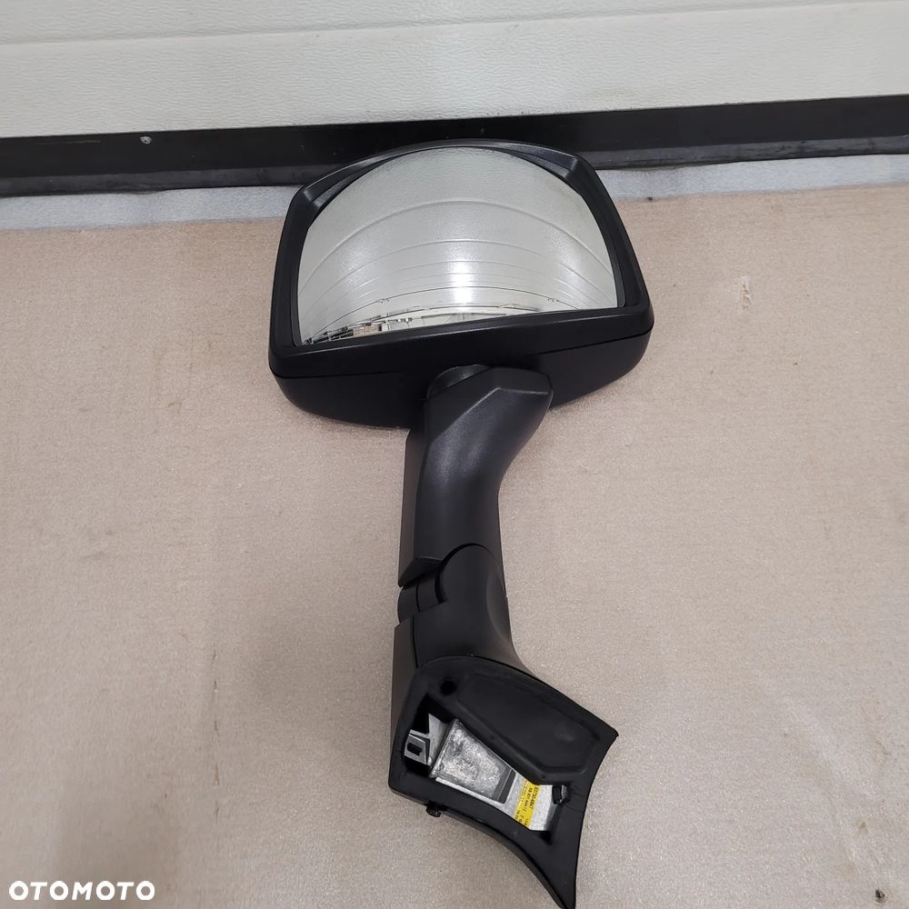 LUSTERKO RAMPOWE MAN TGX NM TG3 TGL 81.63730-6847 - 1