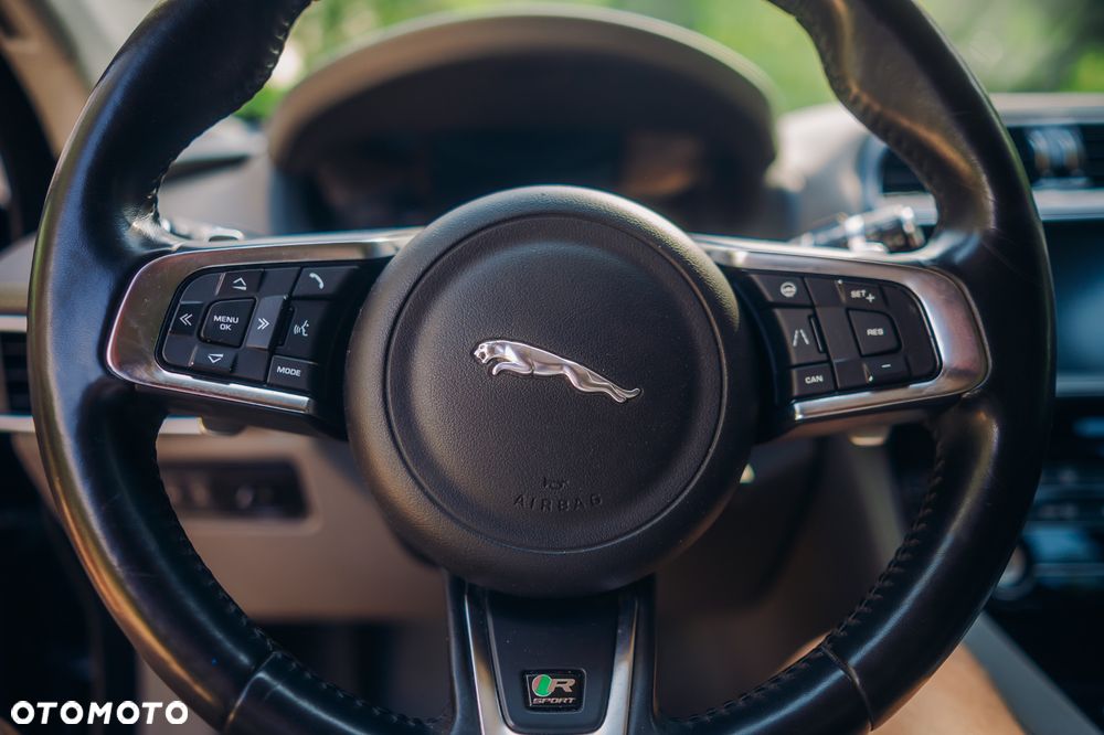 Jaguar F-Pace 2.0 i4D AWD R-Sport - 36
