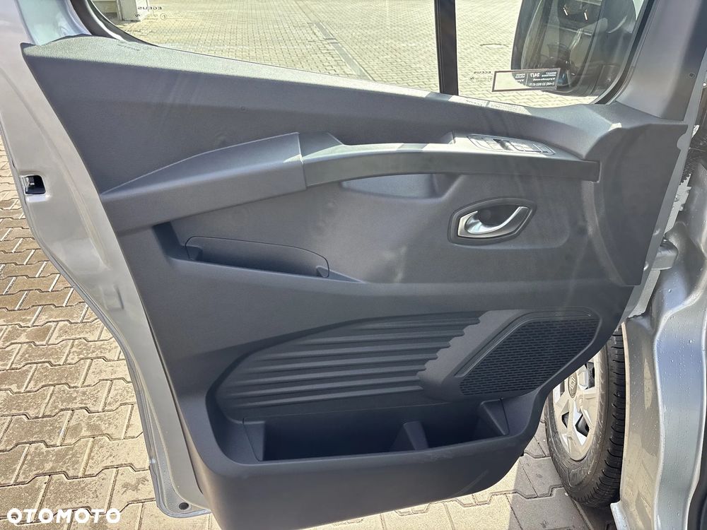 Renault Trafic 2.0 dCi - 11