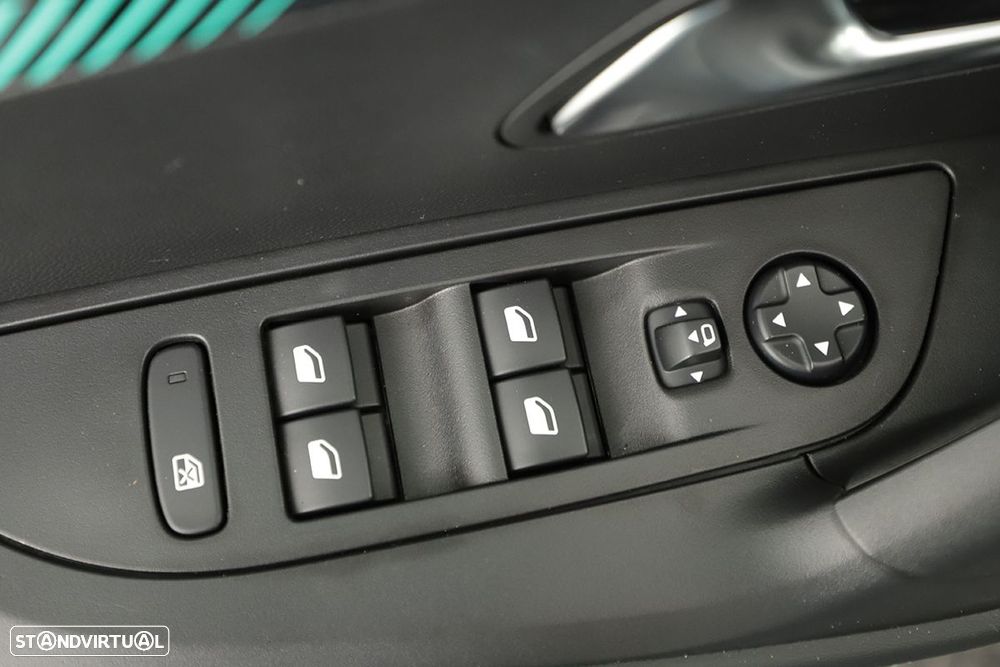 Peugeot 2008 1.2 PureTech Allure EAT8 - 21