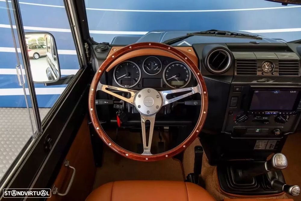 Land Rover Defender 90 SW 2.4 CRD S - 11