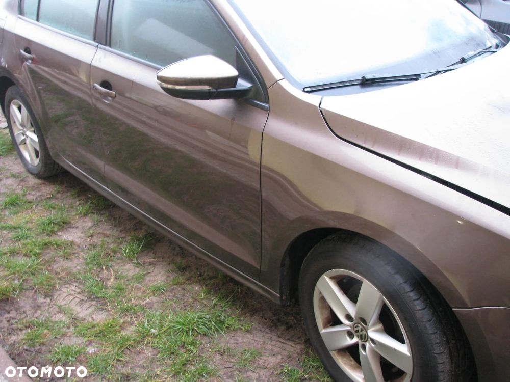 VOLKSWAGEN JETTA VI 2012 ROK 1.6 TDI CAY LAKIER LH8Z  LHW MASKA ATRAPA wózek sanki - 2