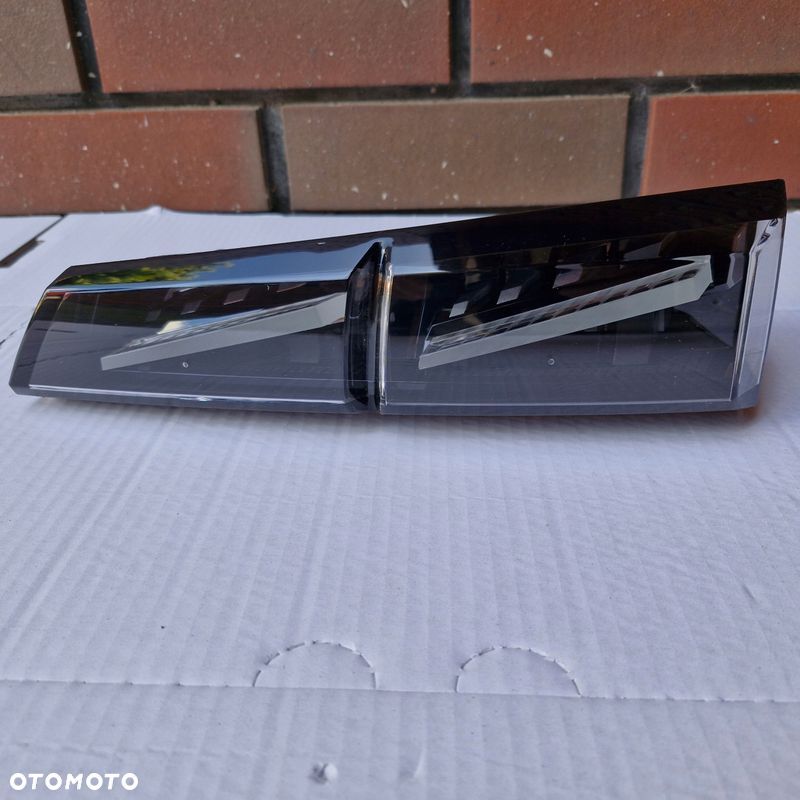 PEUGEOT 308 T10 III GT LAMPA PRAWY TYŁ TYLNA PRAWA 9835300380