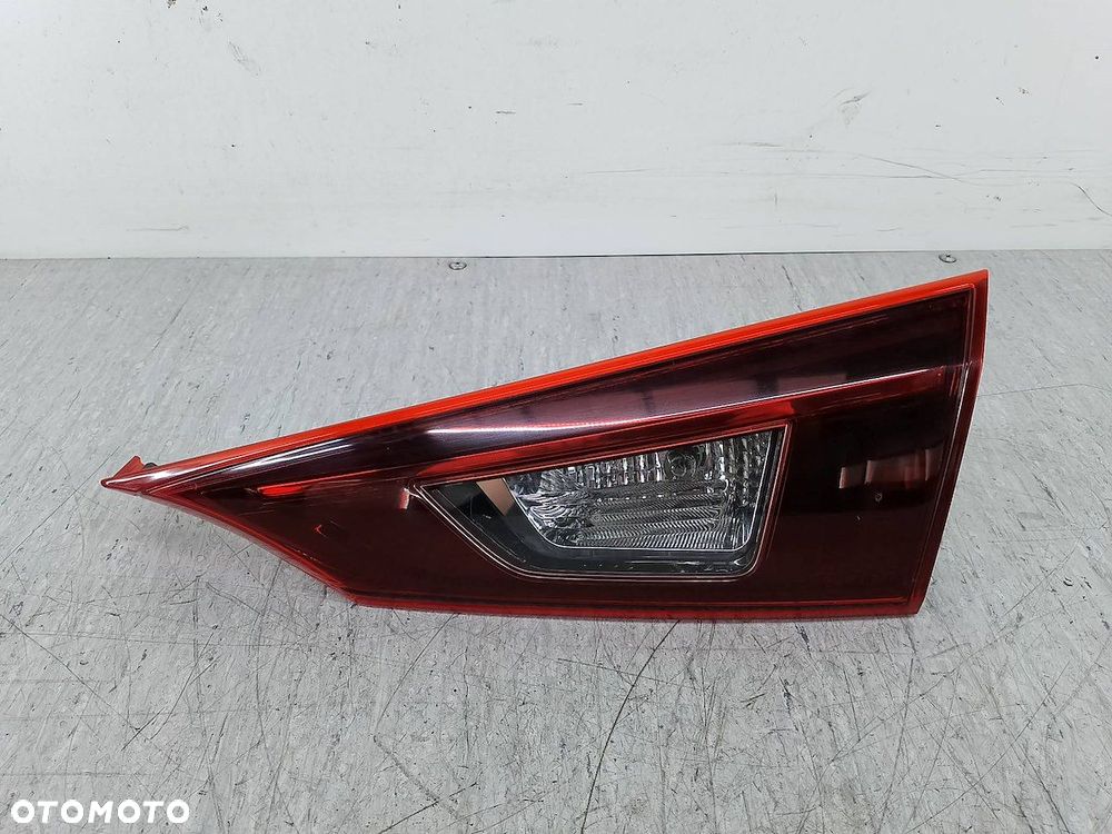 LAMPA TYLNA PRAWA W KLAPE MAZDA 3 III B45A-513F0 132-41979 SEDAN - 1