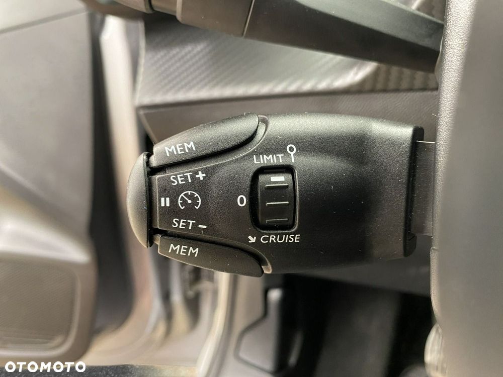 Peugeot 208 - 24