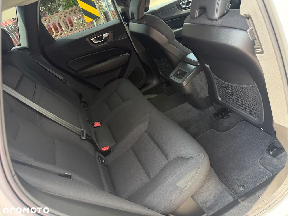 Volvo XC 60 B4 B Momentum Pro - 32