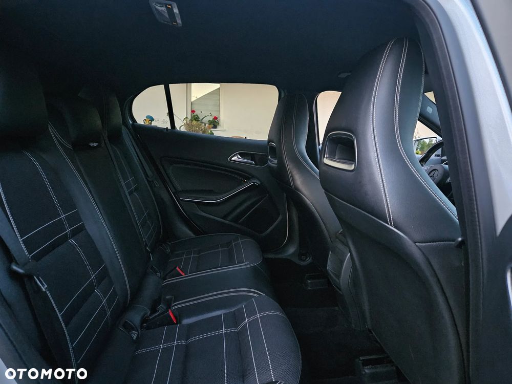 Mercedes-Benz GLA 200 7G-DCT Urban - 16