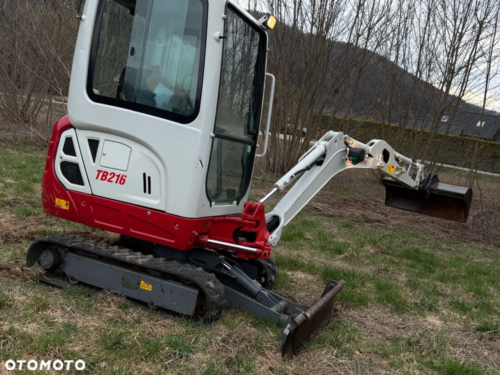 Takeuchi TB216  Koparka Gąsienicowa 2 tony. Długie ramie plus! Zaledwie 1000 mtg. DEKRA aktualna do 2026r. Rozsuwane Hydr. podwozie! Z Gospodarstwa Norweskiego! Zero luzów i wycieków. Maszyna jak Nowa z Salonu! 2017rok. Pełna Dokumentacja. Gąsienice bez zużycia! Łyżka Skarpowa! Szybkozłącze! Szybka wolna jazda. Radio Usb nagłośnienie. Po serwisach. Okazja Wyjscia Hydrauliczne. Silnik Yanmar 3cyl. skrętne ramię! - 38
