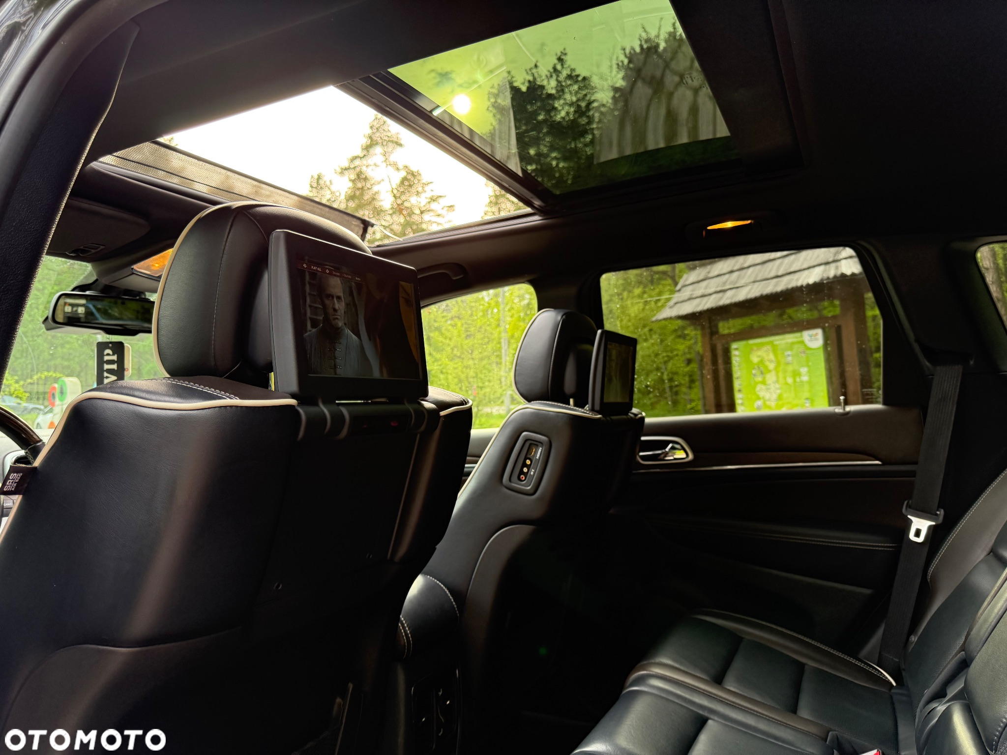 Jeep Grand Cherokee - 32