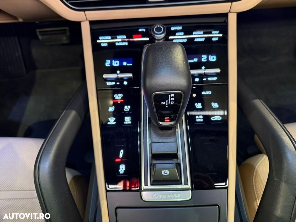 Porsche Cayenne Coupe GTS Tiptronic S - 26