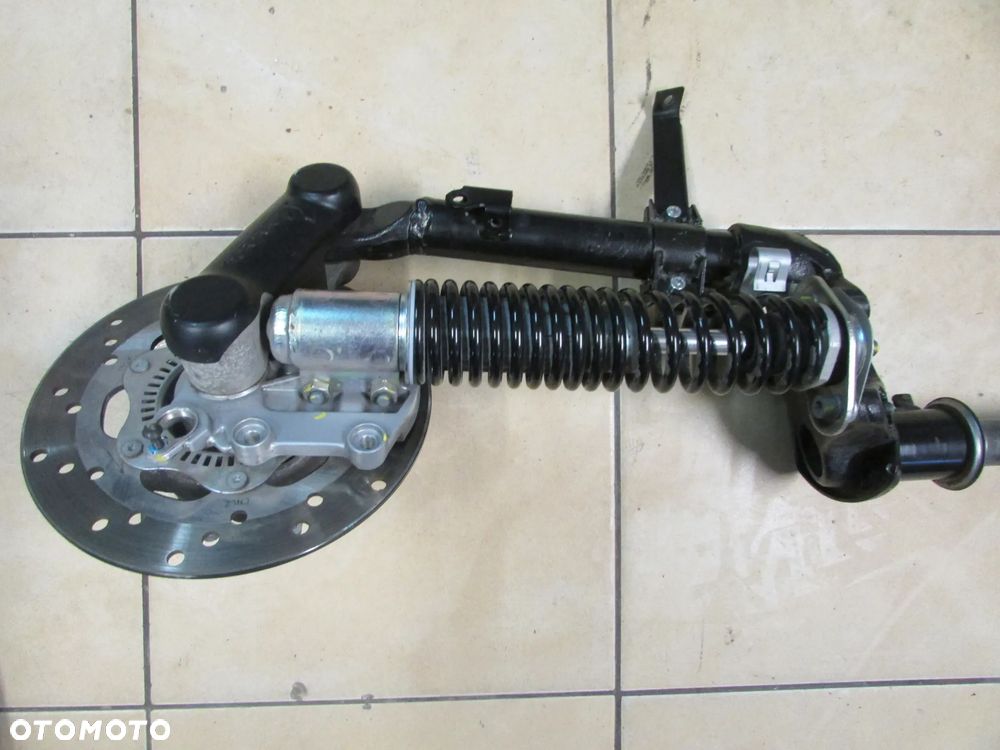 Vespa GTV 300 hpe 2024 zawieszenie wahacz przód sztyca - 2