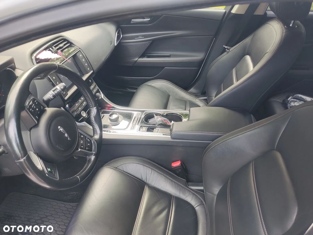 Jaguar XE 2.0 D R-Sport - 14
