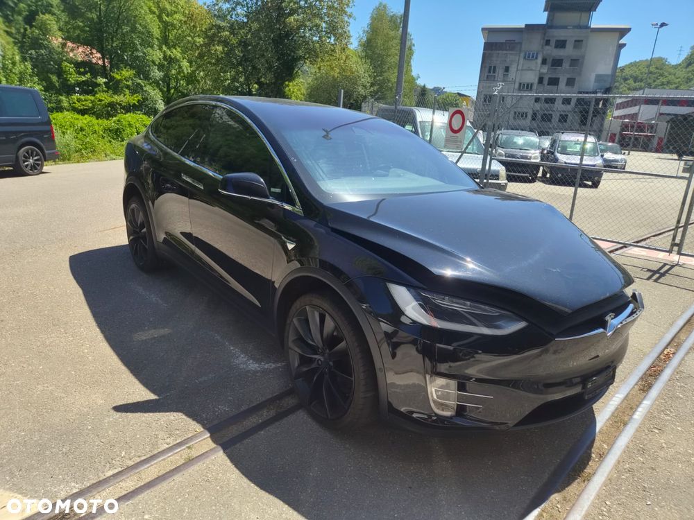 Tesla Model X - 4