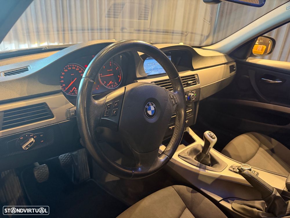 BMW 320 d Navigation Sport - 21