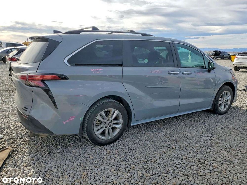 Toyota Sienna - 4