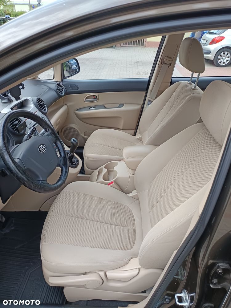 Kia Carens - 8