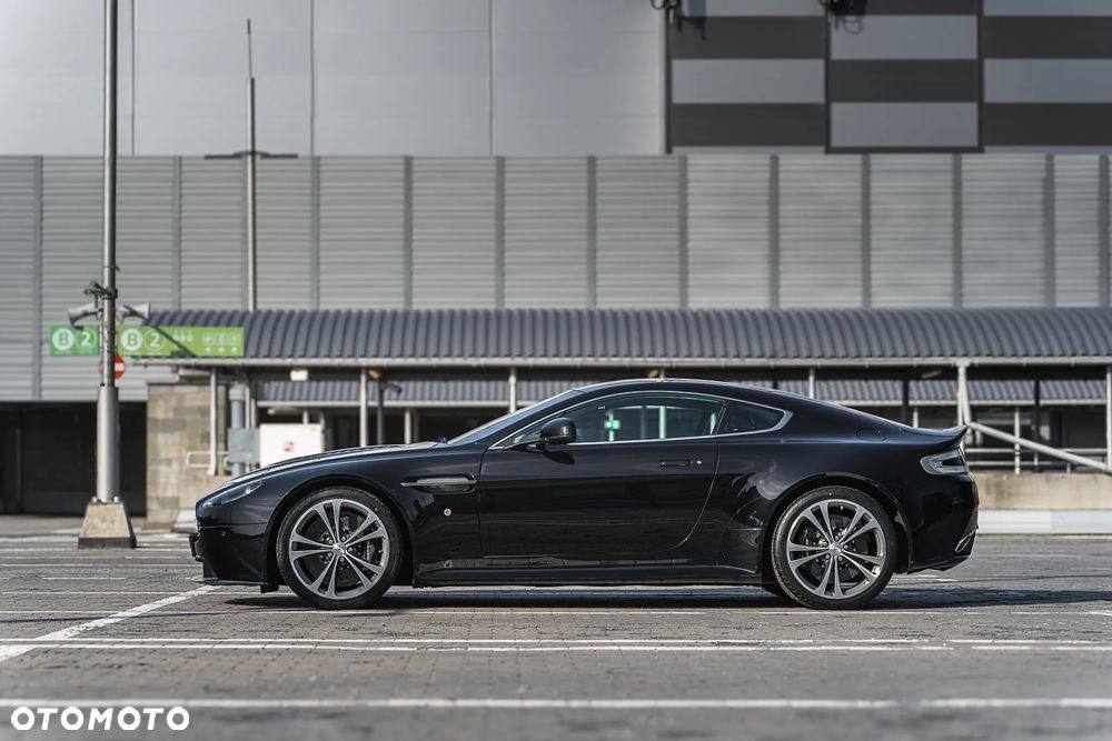 Aston Martin V12 Vantage Carbon Black - 14