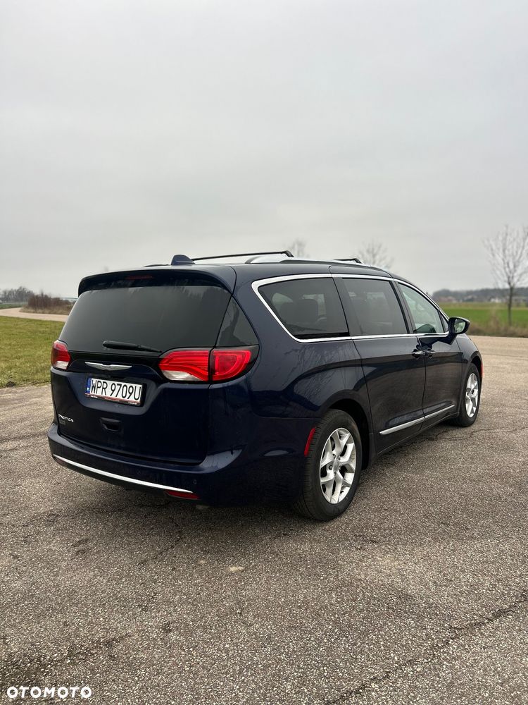 Chrysler Pacifica - 5