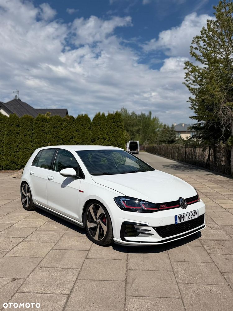 Volkswagen Golf - 1