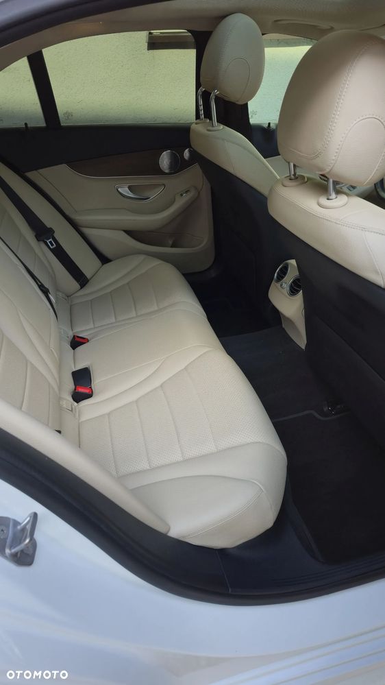 Mercedes-Benz Klasa C 300 4Matic 9G-TRONIC AMG Line - 16