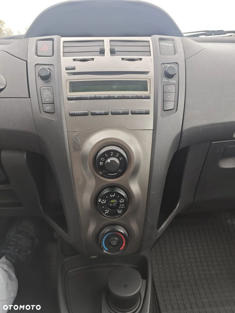 Toyota Yaris 1.0 Terra - 9
